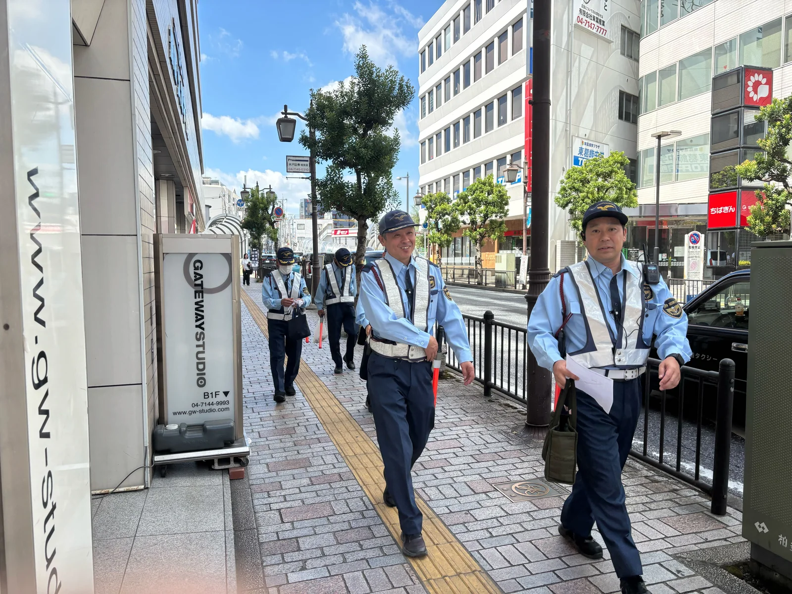 祭り警備へ向かう制服姿の社員たち